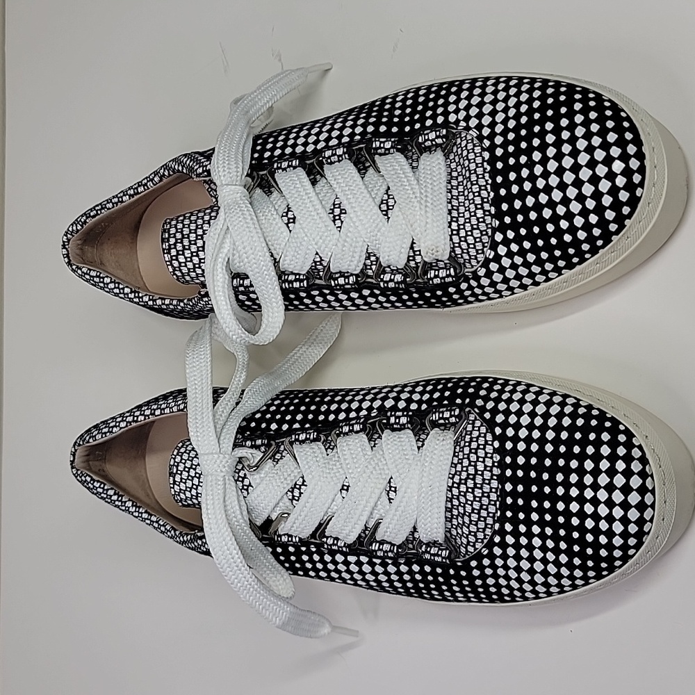 STUART WEITZMAN BLACK/WHITE GAMING SNEAKERS SIZE 6.5 WMNS